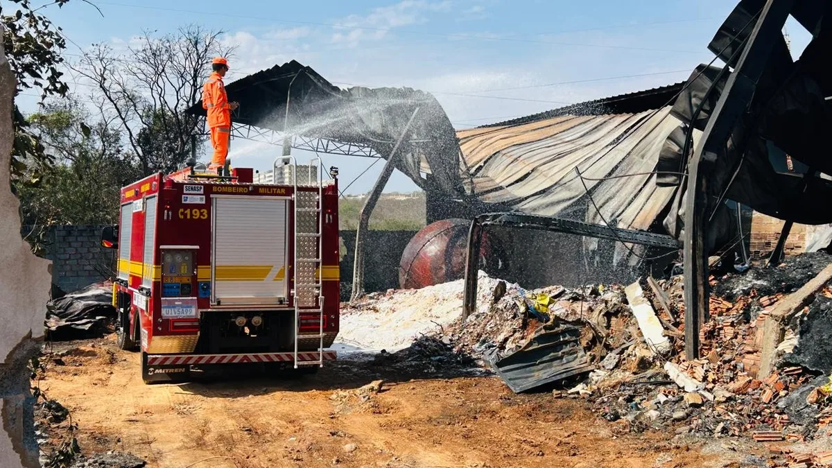 Galpão atingido por incêndio em Montes Claros é interditado