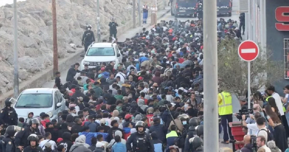 Crisis migratoria en Ceuta: cómo es el operativo para trasladar a miles de migrantes a un campamento temporal