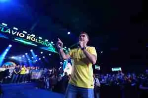 Flávio adia retorno a local da facada em Jair Bolsonaro e mantém agenda em BH