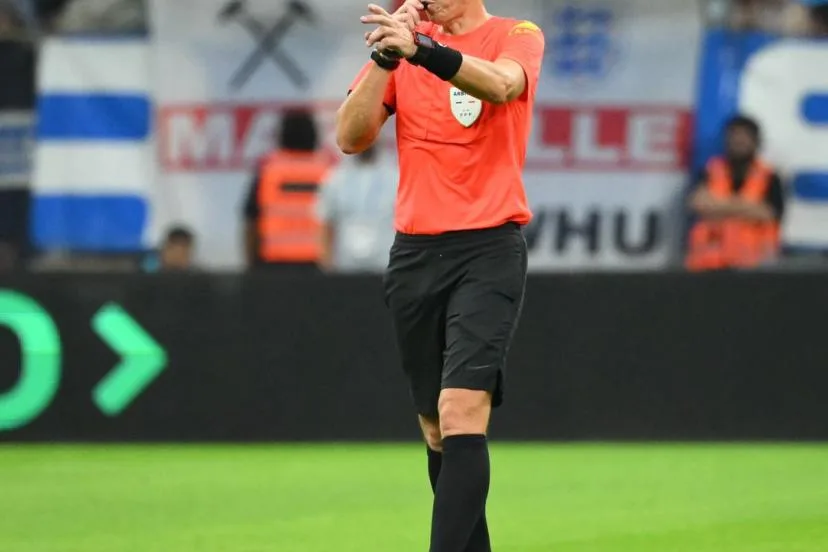 « Après visionnage... » : Ruddy Buquet a justifié deux de ses décisions au micro à la suite de l'appel du VAR lors d'OM-Strasbourg