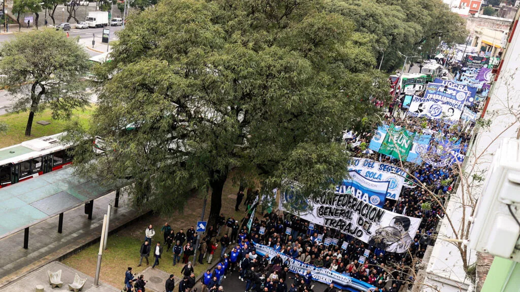 Endividamento recorde leva argentinos às ruas contra juros abusivos e política econômica de Milei