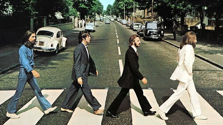 Atores que vão dar vida aos Beatles no cinema recriam a icónica capa do álbum “Abbey Road”