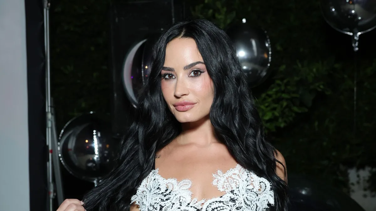 Demi Lovato presume de su colección de tatuajes y de un bronceado radiante con un bikini tropical de ensueño