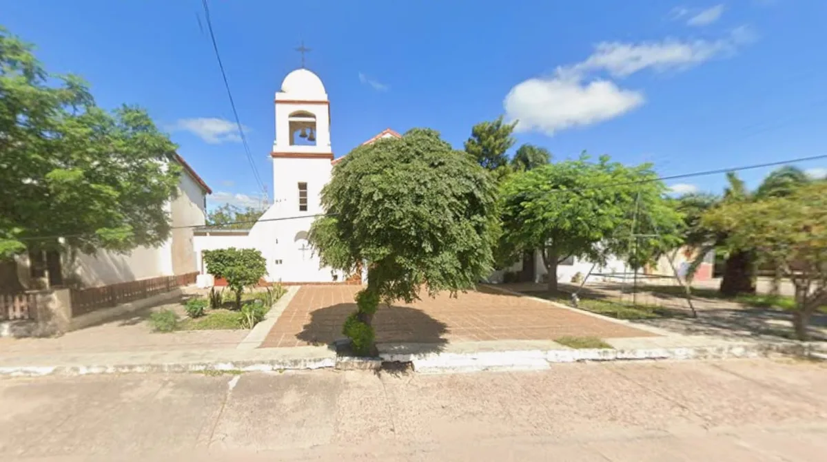 Un sacerdote embistió a dos jóvenes que circulaban en moto y alegó que no se dio cuenta por llevar la música alta