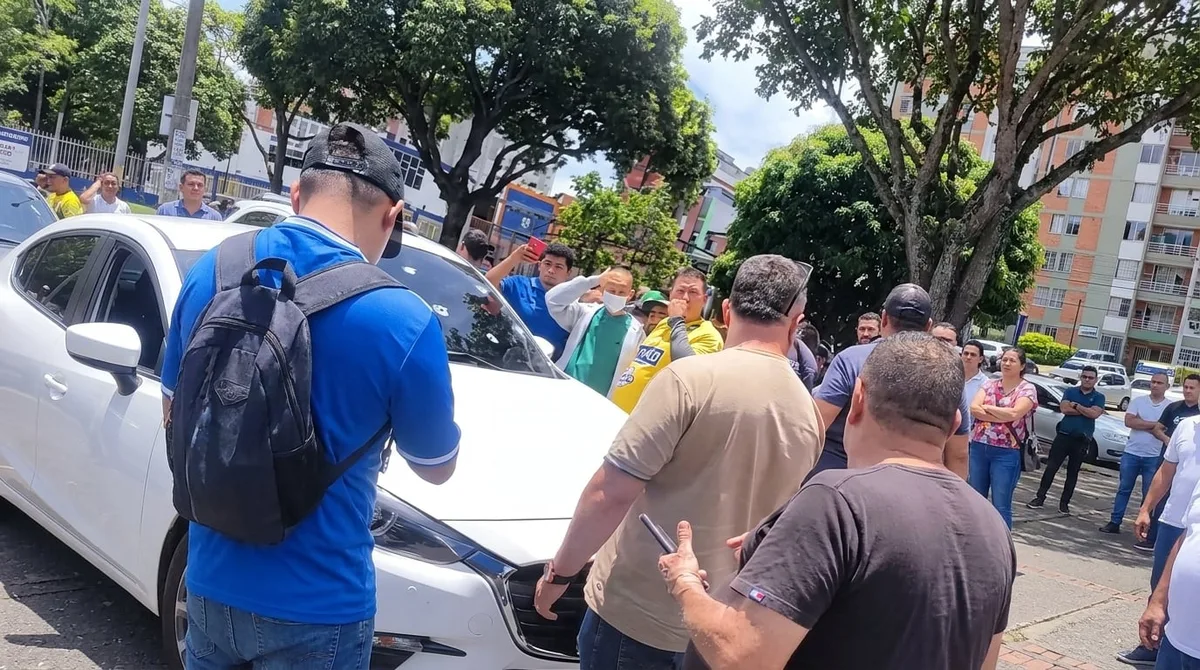 Tiroteo contra un vehículo blindado en Bucaramanga: uno de los sicarios que resultó herido tenía una cédula falsa y es investigado por homicidio y otros delitos