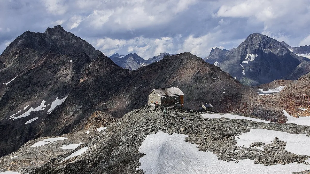 Homem recupera mochila que perdeu há 60 anos num glaciar