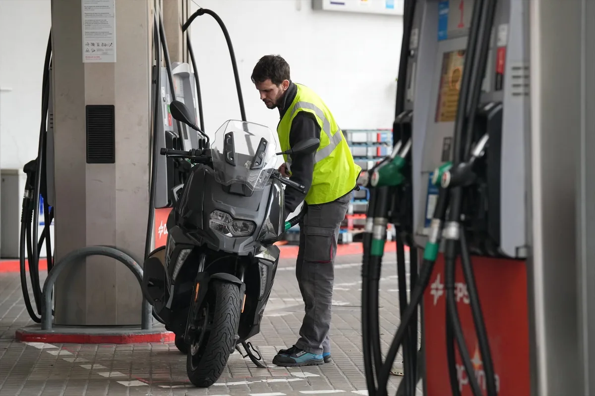 La gasolina y el gasoil se disparan en la operación retorno: llenar el depósito cuesta hasta 25 euros más que hace un año