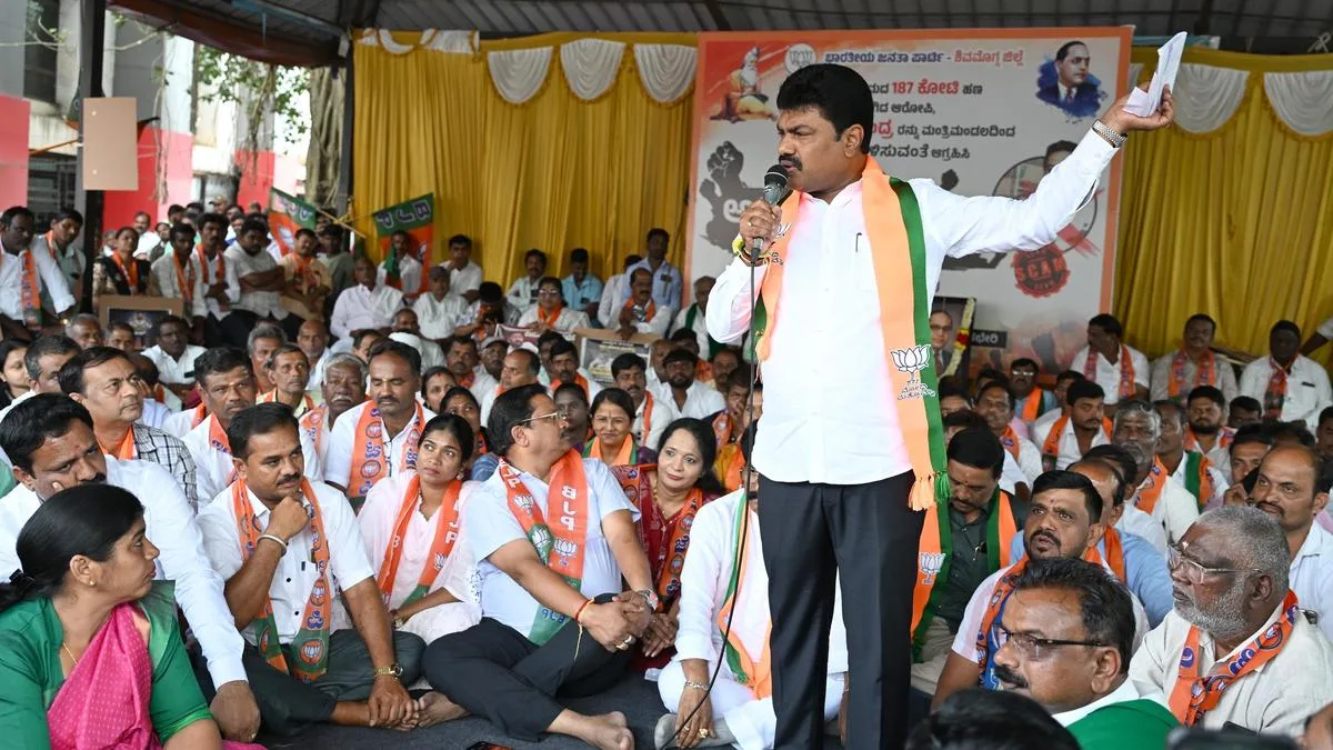 BJP’s indefinite protest demanding Nagendra’s resignation enters second day; Shivamogga MP Raghavendra joins the protest