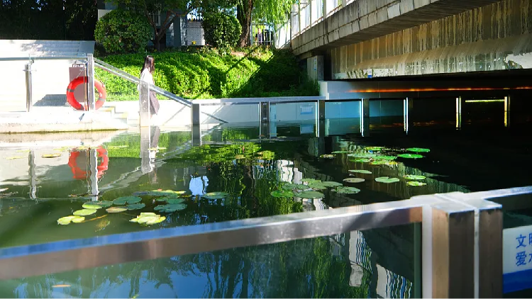This Beijing bridge hides an underwater walkway