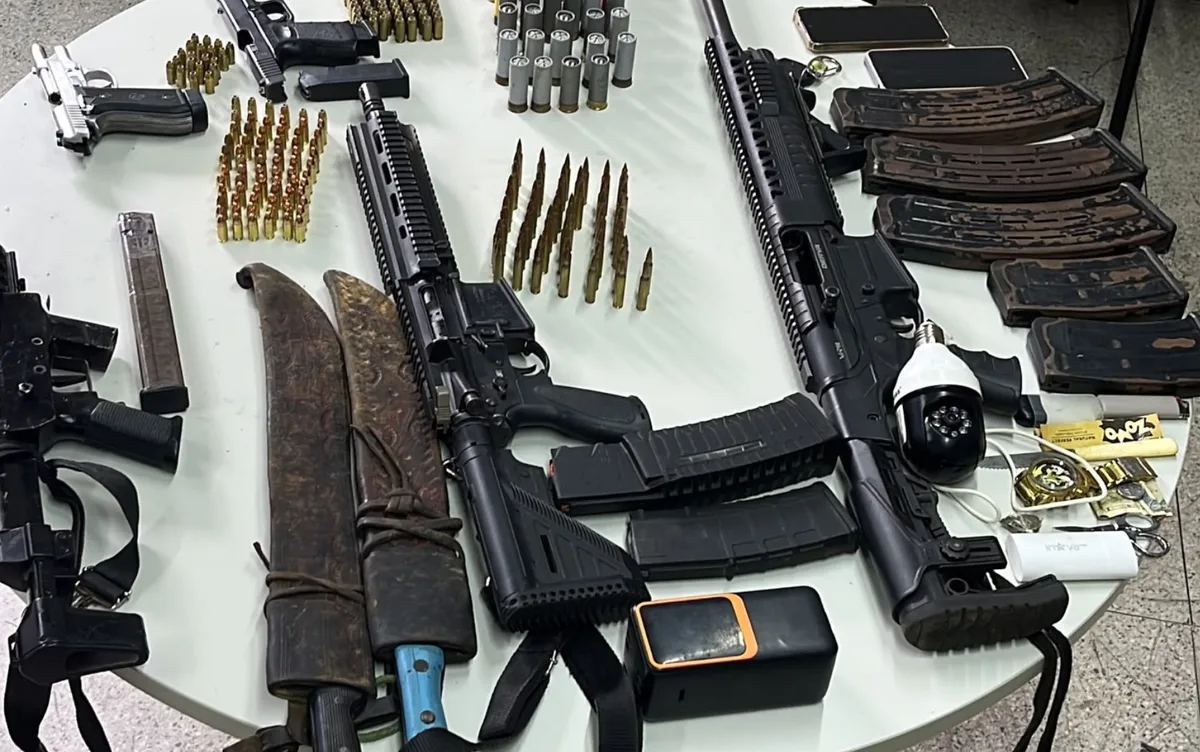 Cinco homens suspeitos de integrar facção criminosa são presos com fuzil e outras quatro armas na Bahia