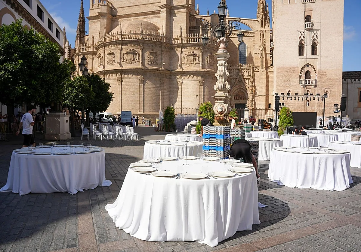 Denuncian por la vía penal a las administraciones que autorizaron la cena de Escaparate a los pies de la Giralda de Sevilla