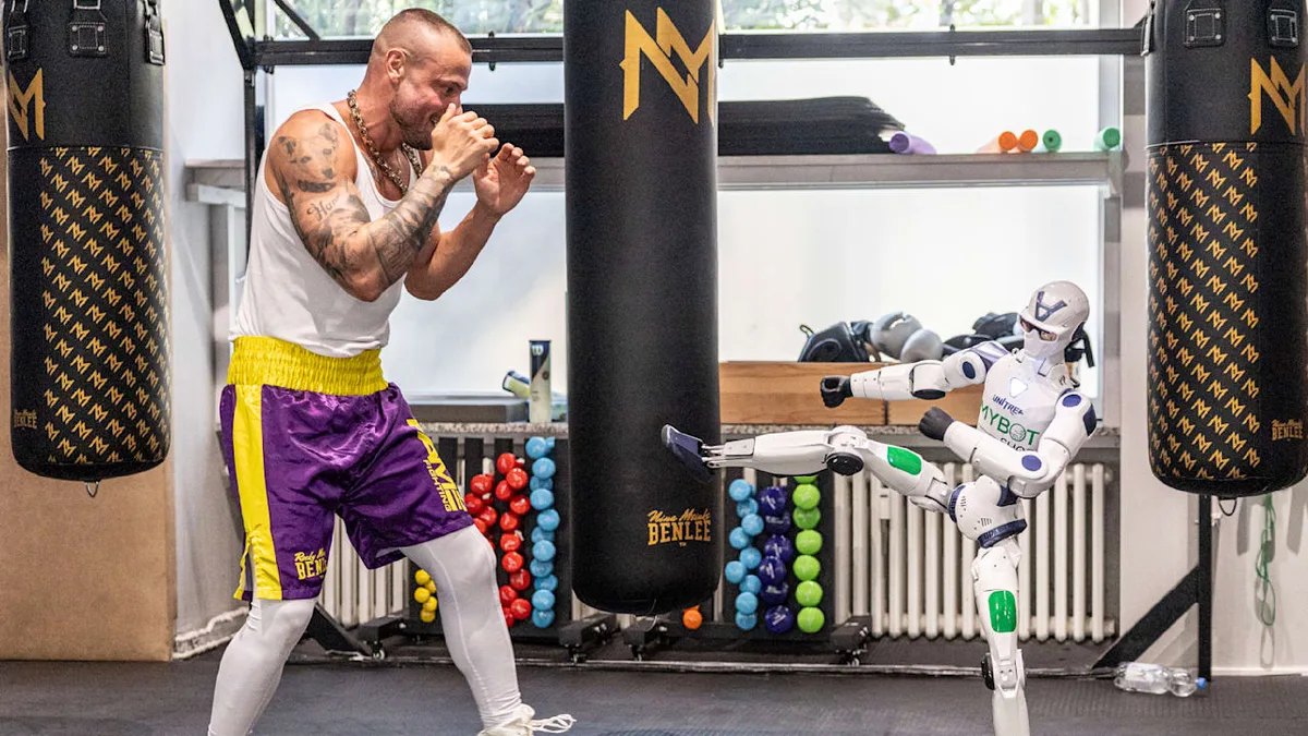 1,20 Meter groß, 35 Kilo schwer - Fame Fighter trainiert mit Roboter