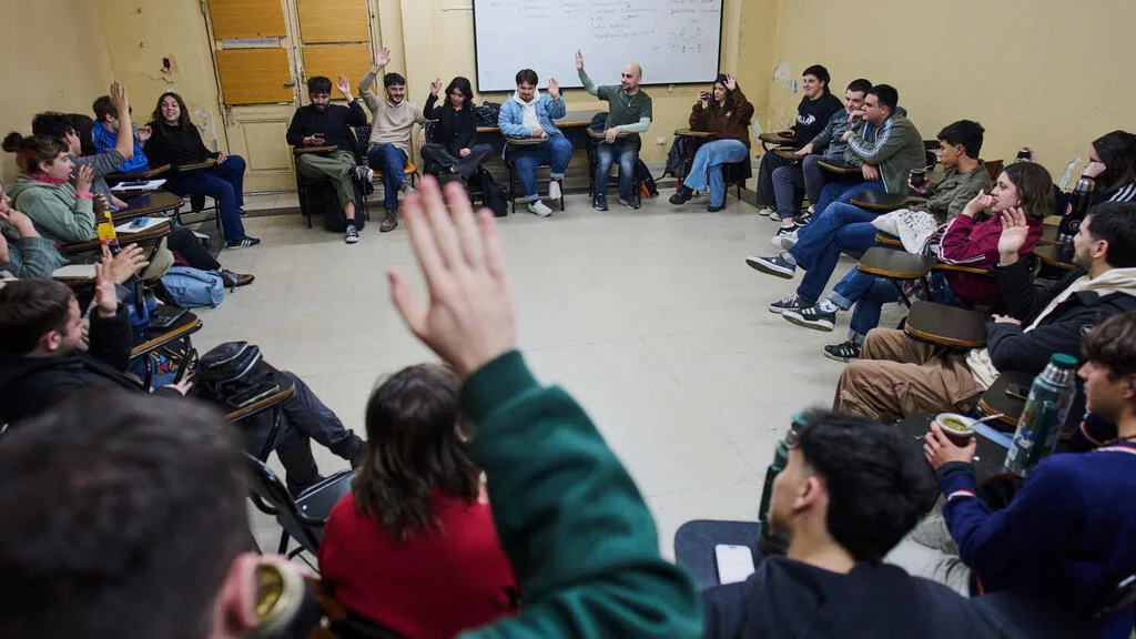 Argentine: contre les coupes du gouvernement, les universités investissent la place devant la présidence
