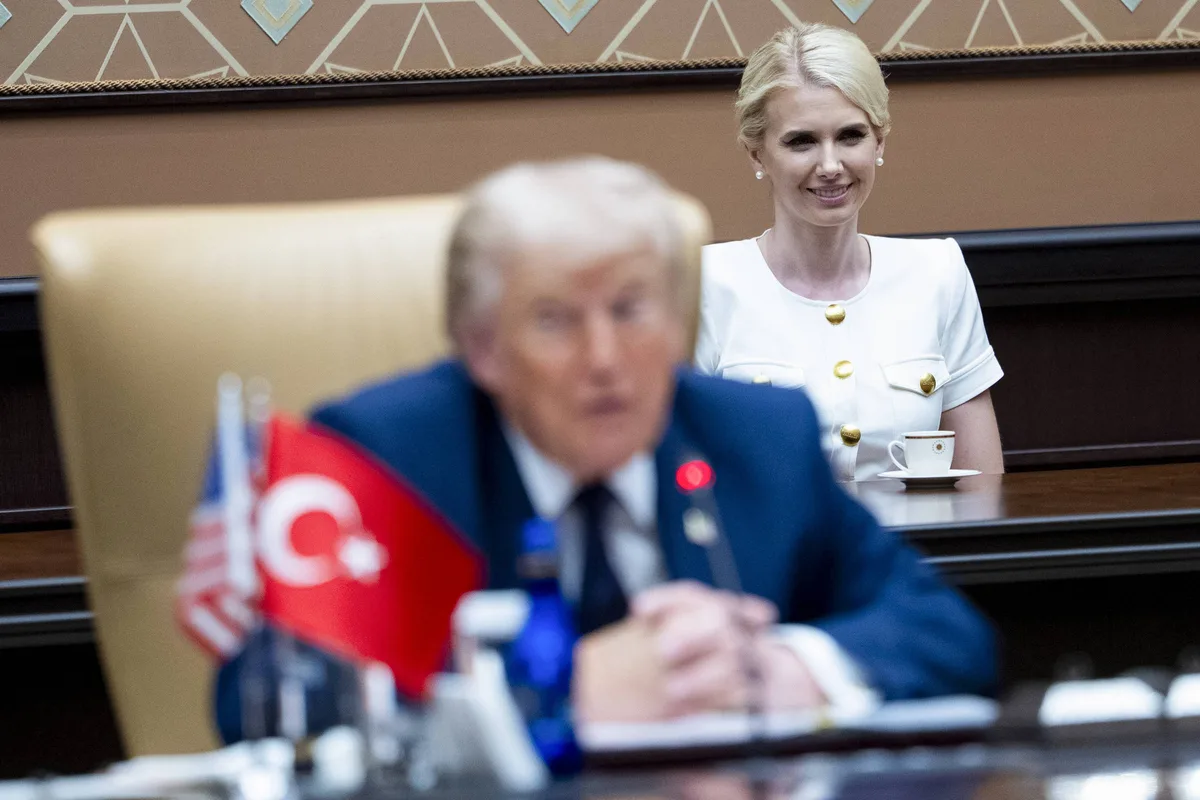 Quem é Natalie Harp, assessora de Trump que nunca tira folgas e tem aval para falar em nome dele