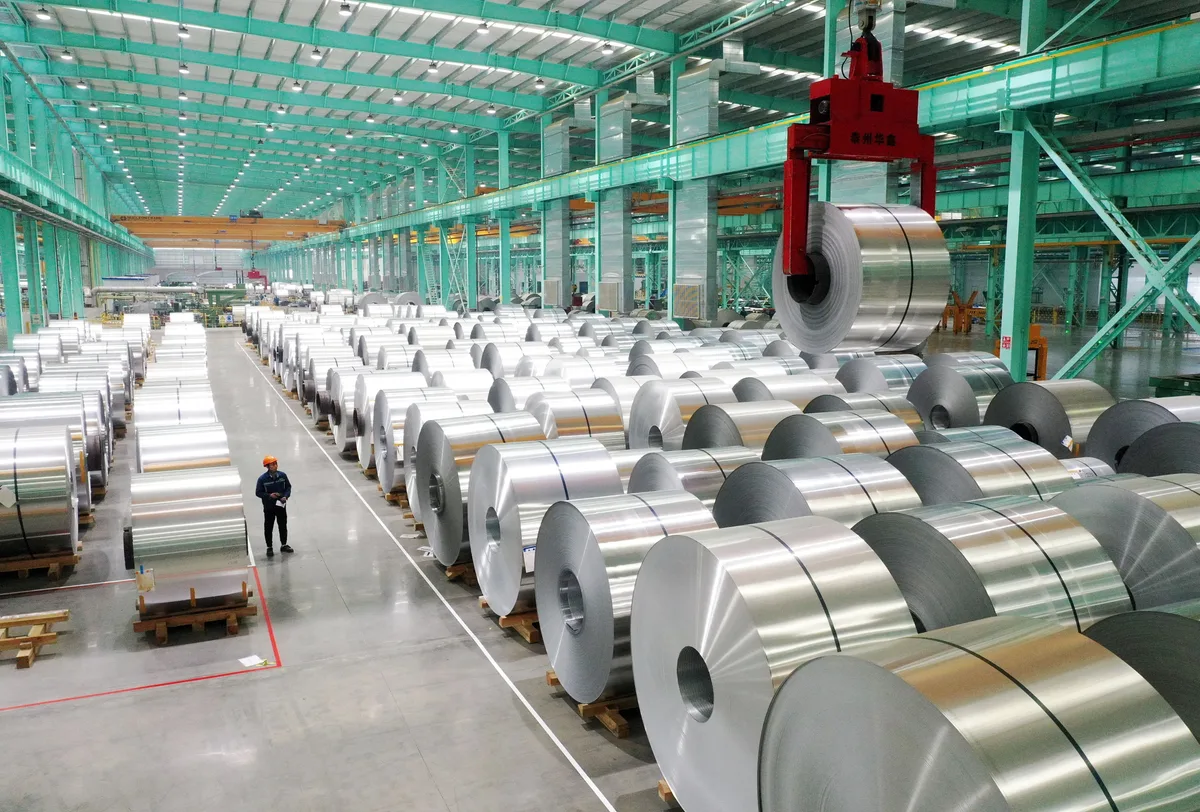 La economía china cayó en el último mes arrastrada por el consumo débil y la crisis inmobiliaria