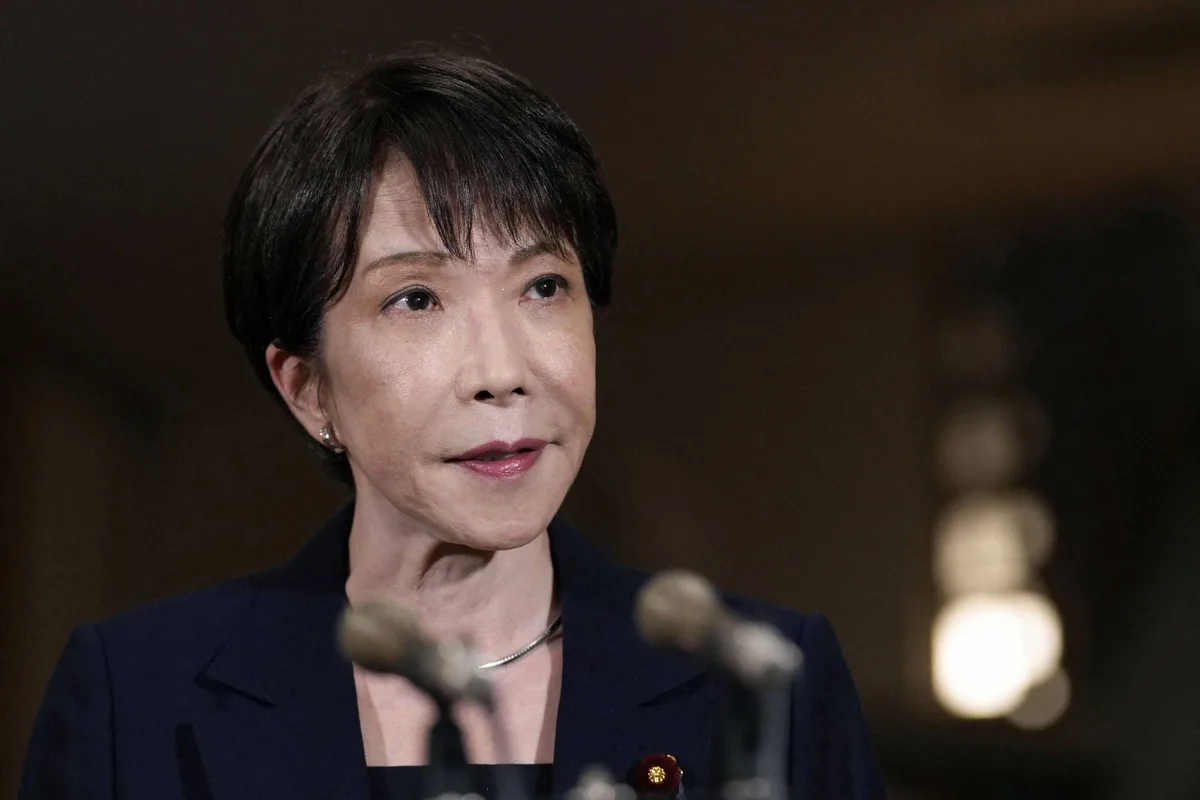 Primeira-ministra do Japão diz ter se sentido 'solitária' após funcionário matar barata em residência oficial
