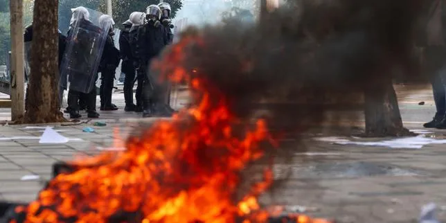 En Albanie, troisième jour de violentes manifestations à Tirana pour réclamer la démission du premier ministre