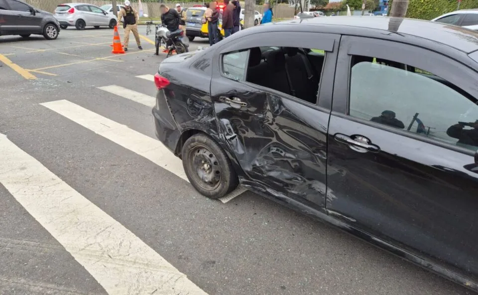 Acidente no Jardim Botânico deixa casal ferido em colisão entre carro e moto