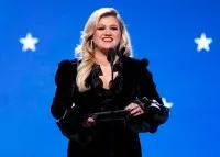 Kelly Clarkson se esforçou para não “soar como um gato morrendo” no palco