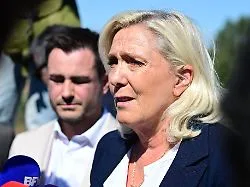 Ungewöhnliche Töne von rechts : Marine Le Pen geht mit Russland scharf ins Gericht