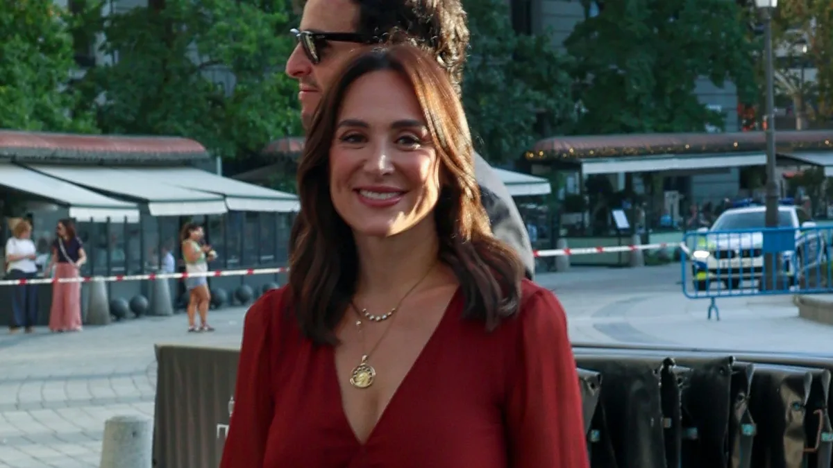 Tamara Falcó deslumbra de rojo pero sufre un inesperado percance estilístico al abandonar el Teatro Real: "¡Uy, qué complicado!"