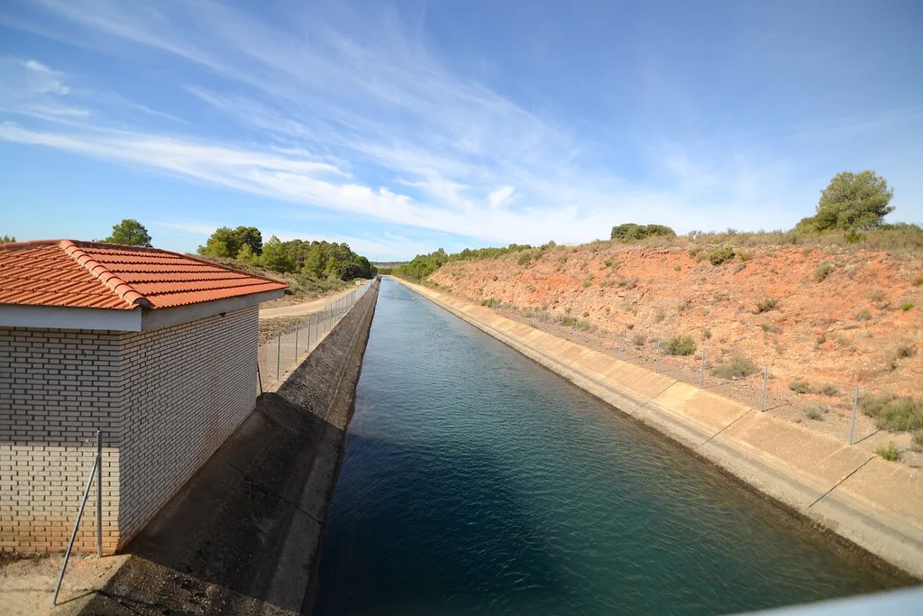 La Guardia Civil va a empezar a multar a los ciclistas que circulen junto al canal del Tajo-Segura en La Roda