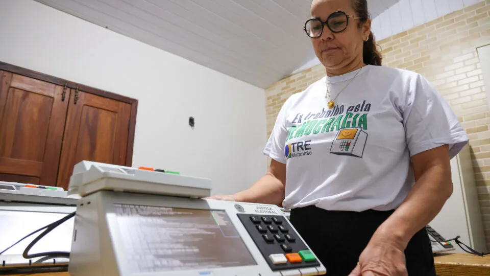Urna eletrônica terá barra de progresso e intérprete de Libras em 2026