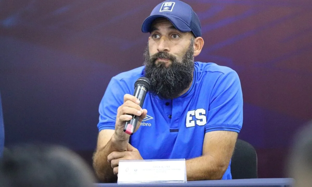 El técnico Eric Acuña admite que sus críticas públicas a jugadoras salvadoreñas no fueron adecuadas