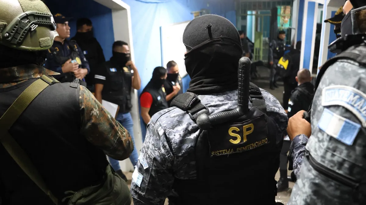 El Ejército de Guatemala decomisa presunta cocaína y licor artesanal en la prisión Renovación I