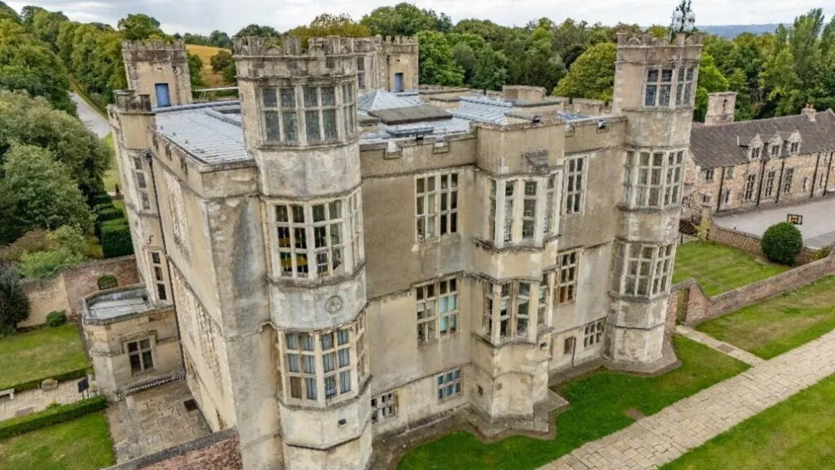 440-year-old English hall with 14 acres goes to auction for £550,000