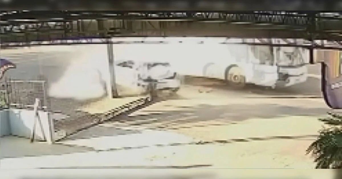 Câmera de segurança flagra ônibus desgovernado que rodou cinco quadras no interior do PR