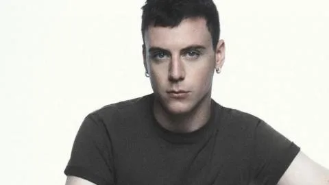 Seán McGirr abandona McQueen tras tres años como director creativo y abre una nueva etapa para la firma británica