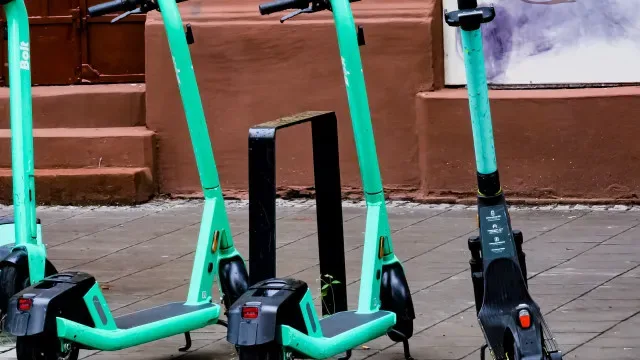 Municípios acabam com trotinetes. Empresas dizem que se têm adaptado