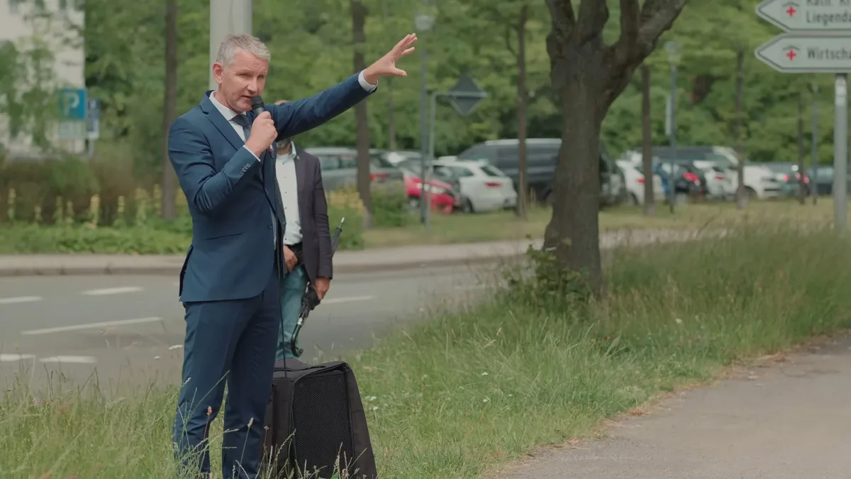 Björn Höcke: Jetzt verteidigt er bewaffnete Neonazis