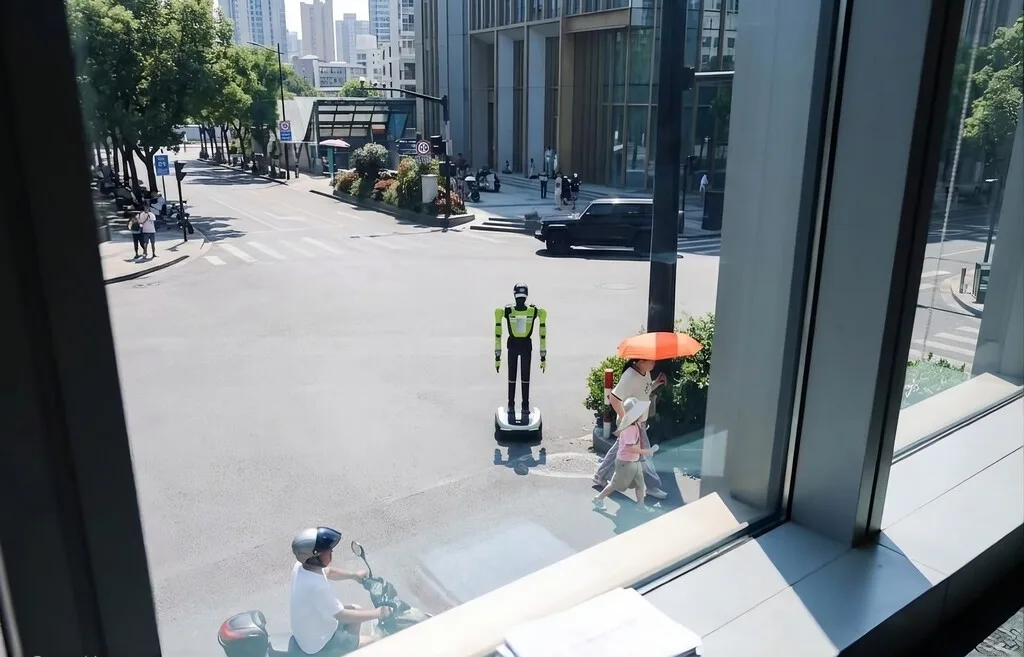 China puso robots a dirigir el tráfico. No es 'RoboCop', sino una señal inequívoca de su sobreproducción tecnológica