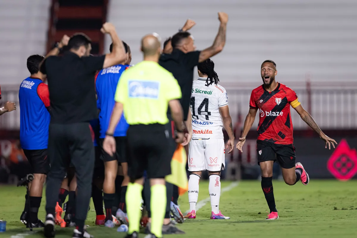 À caça do G-6, Gustavo Coutinho vê clássico contra o Vila Nova como decisivo para o Atlético-GO