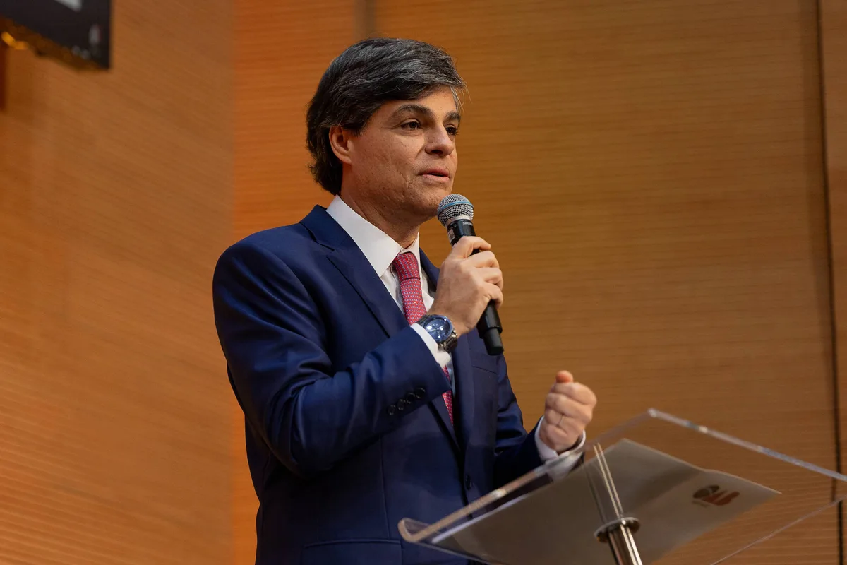 Presidente da OAB-SP defende regras para IA e distribuição de processos em seminário da Folha