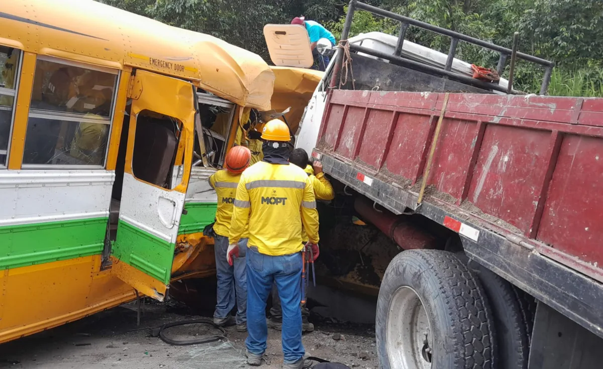 El Gobierno de El Salvador propone hasta 15 años de prisión por conducción peligrosa en transporte pesado