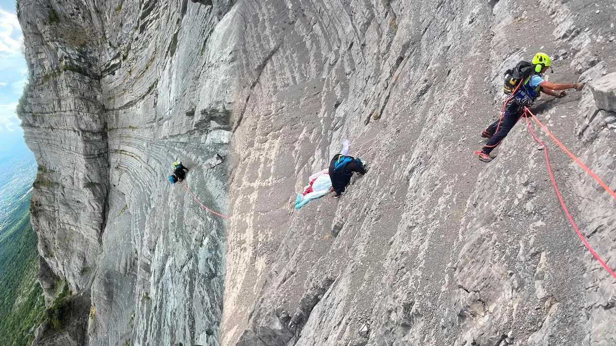 Dans les Alpes, le sauvetage exceptionnel d’un parapentiste bloqué contre une falaise
