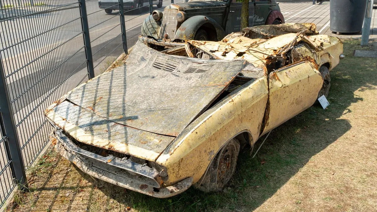 Angler entdeckt Auto: Manta-Wrack aus der Donau zieht Besucher in Neu-Ulm an