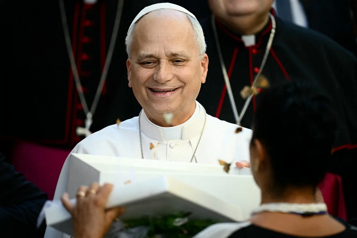 Visite du pape : "Léon XIV estime qu'il faut dialoguer avec la France, là où François voulait la provoquer"
