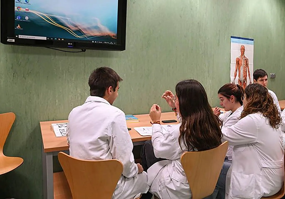 El oncólogo, Javier Torres, aborda en la UCLM los avances en biomedicina para tratar el cáncer de pulmón