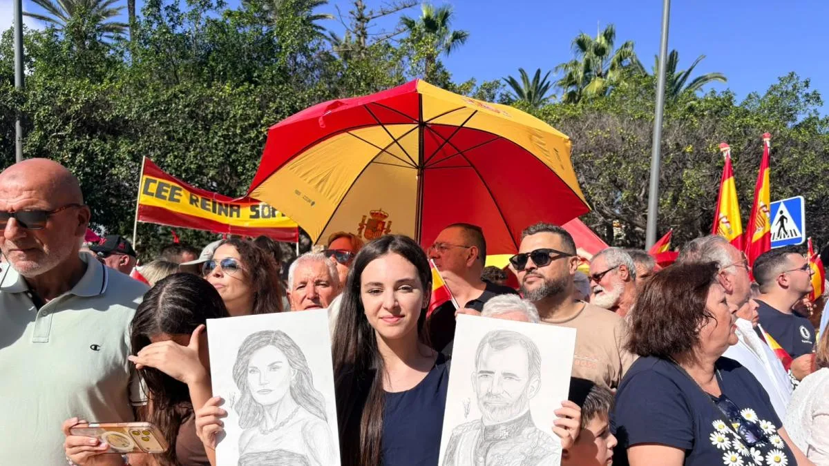 Melilla recibe a los Reyes con banderas de España y entonando “no nos moverán”