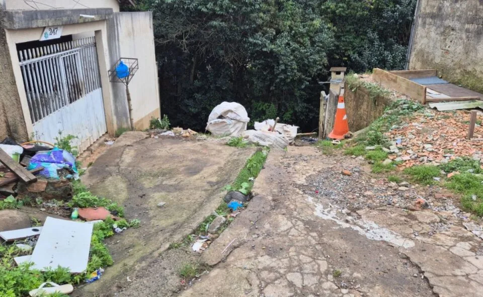 Homem é morto a tiros em Curitiba e moradores relatam noite de terror; pai dele havia sido morto e queimado dentro de casa