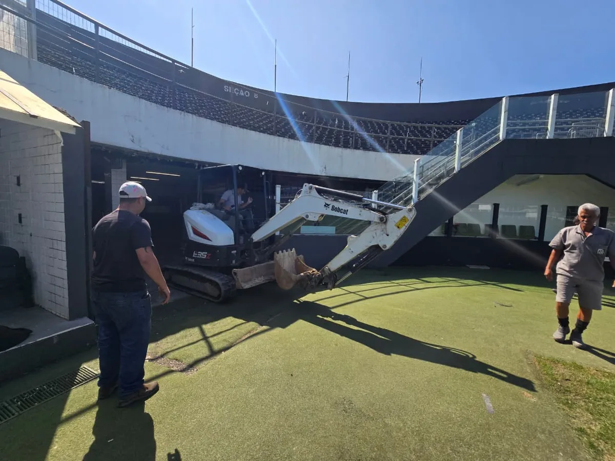 Santos inicia obras na Vila Belmiro para deixar a arquibancada no nível do campo