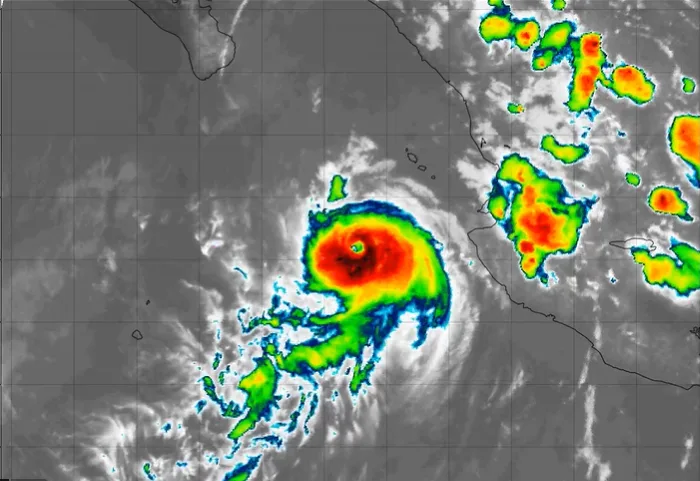 Huracán Simon se intensificó nuevamente a categoría 2: trayectoria y estados afectados
