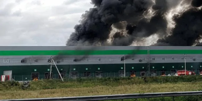 EN DIRECT, guerre en Ukraine : un entrepôt de Wildberries, le géant russe du commerce en ligne, en feu à la suite d’une attaque de drones ukrainiens dans l’Oural