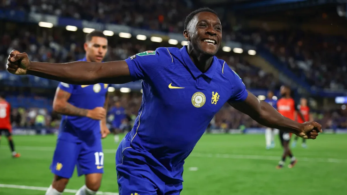 Welbeck mostra que pode ser alternativa para João Pedro e Chelsea avança na Copa da Liga
