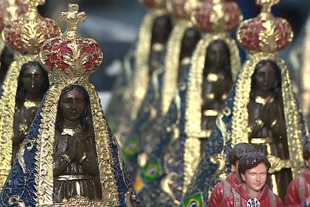 Produção de imagens de Nossa Senhora triplica antes da Festa da Padroeira; velas e hóstias têm alta na procura