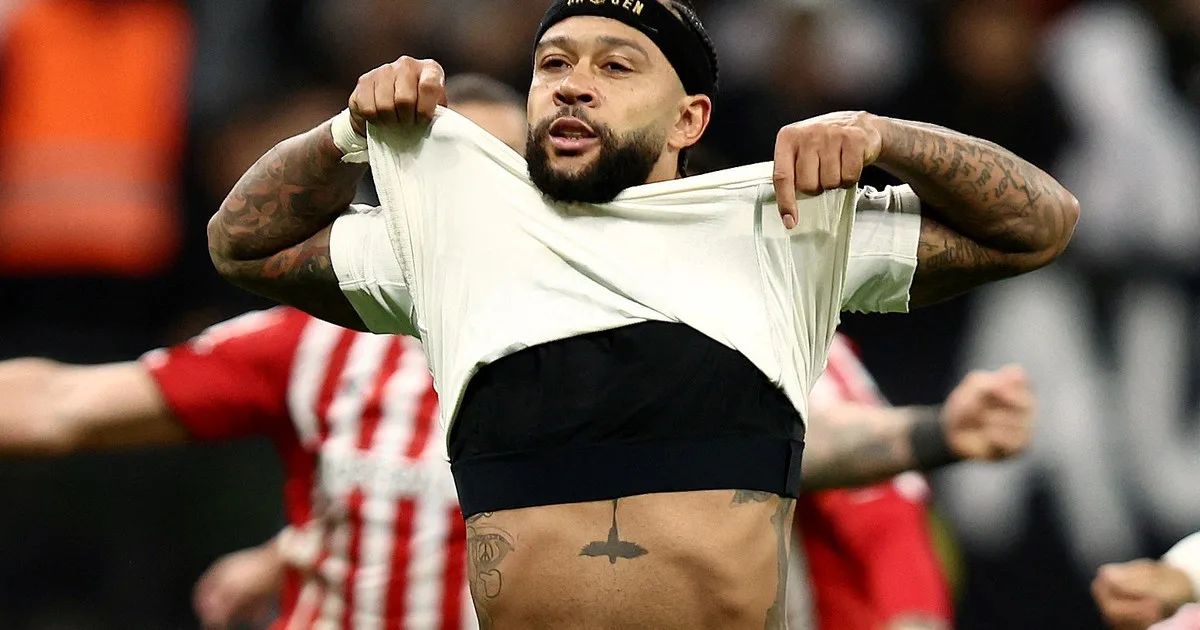 La nueva pésima noticia que recibió Memphis Depay después del penal errado frente a Estudiantes